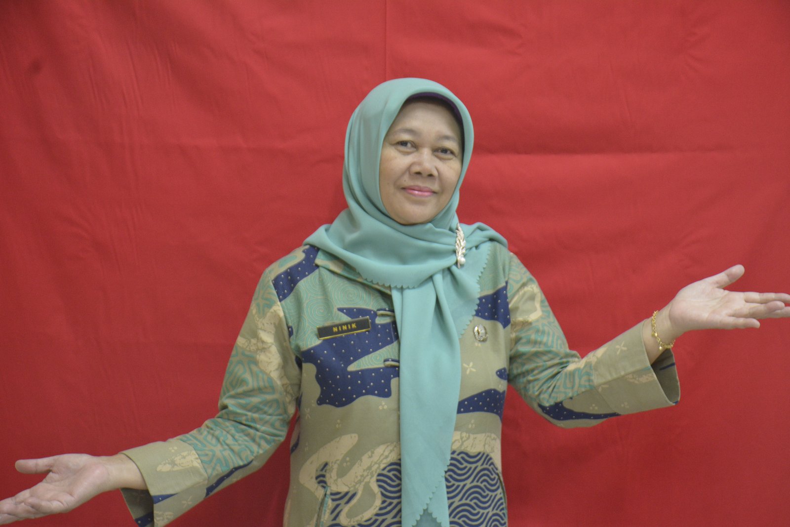IBU NINIK - GURU BAHASA INDONESIA