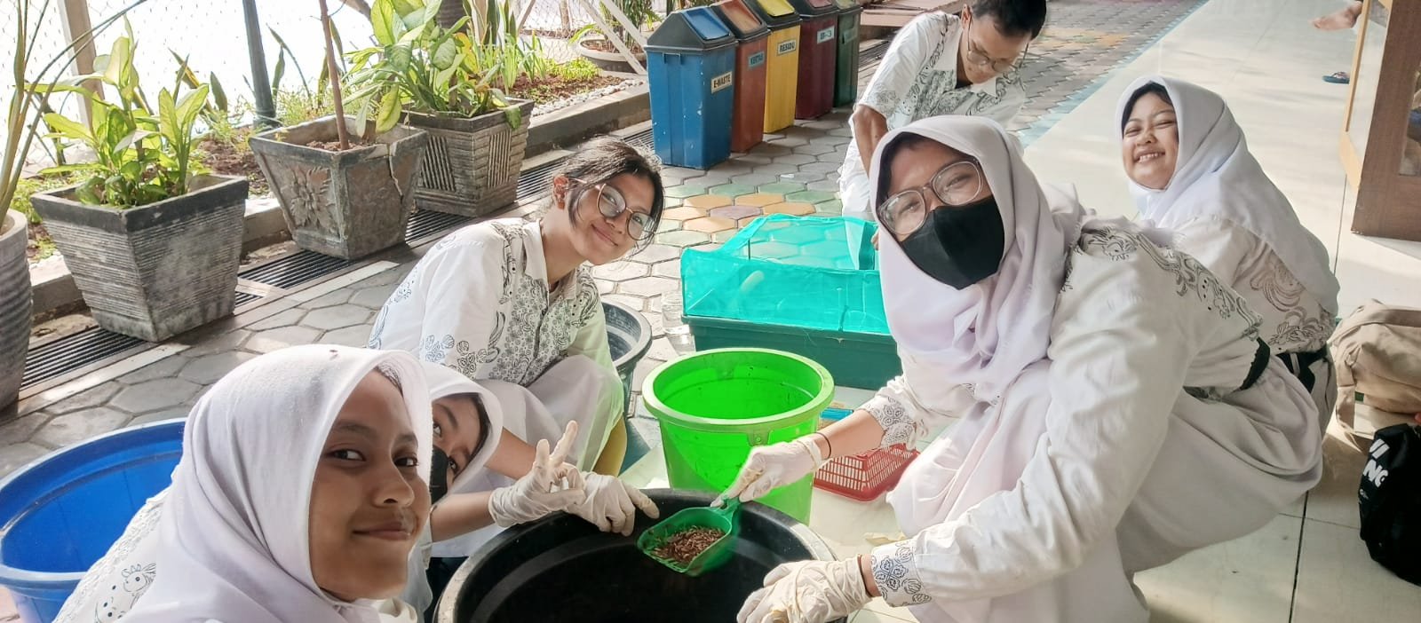 SMAN 93 JAKARTA AJAKARKAN SISWA/I BUDIDAYA MAGOT